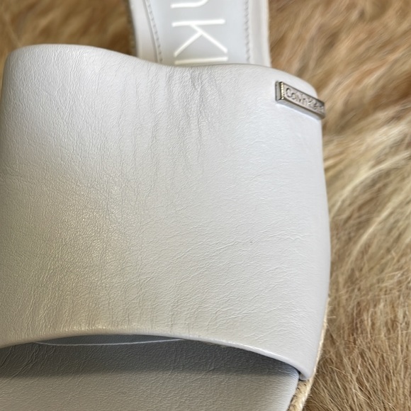 Calvin Klien dandles. - Picture 4 of 9